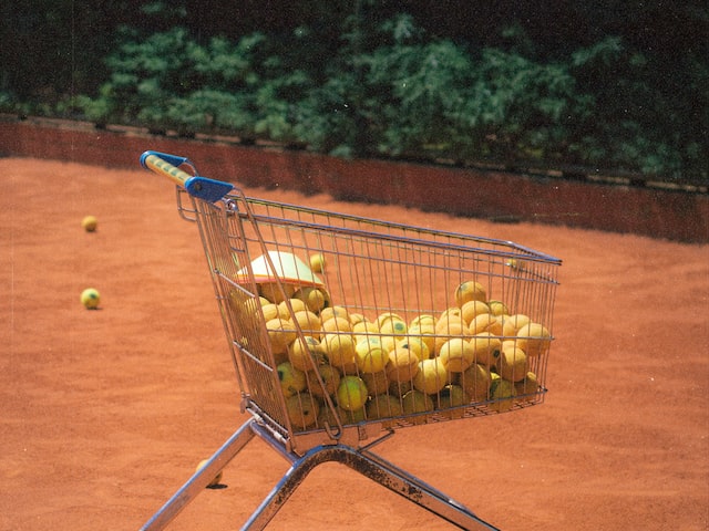 Tennisspieler mit einer einhändigen Rückhand
