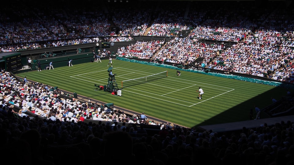 Tennisnetz auf einem Tennisplatz mit korrekter Höhe