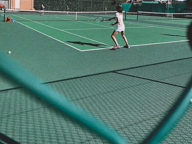 Tennisspielerin am Netz