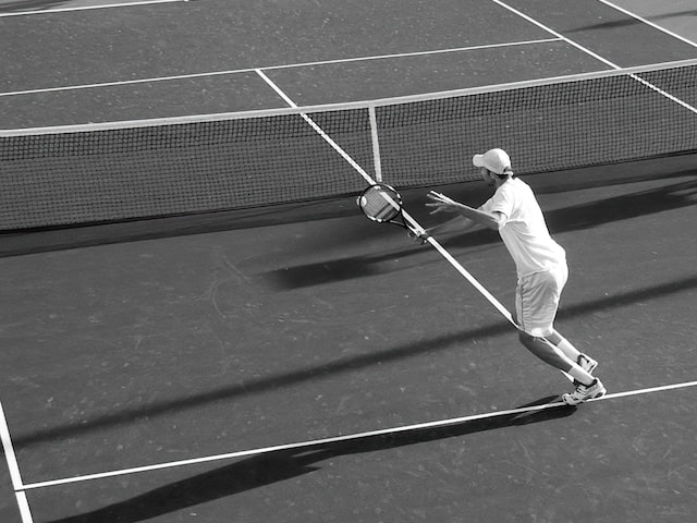 Schlägerhaltung bei der Tennisschlagtechnik